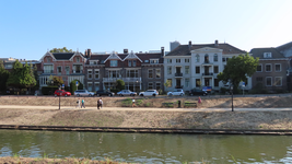 851049 Gezicht over de Stadsbuitengracht op de panden Mariahoek 7 (rechts)-lager, vanaf de Catharijnesingel. Op de ...